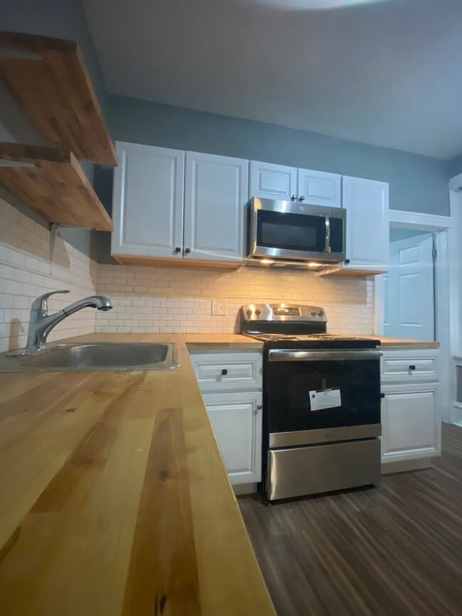 Building Photo - ? Available 11/1 – Renovated 4-Bedroom Hom...