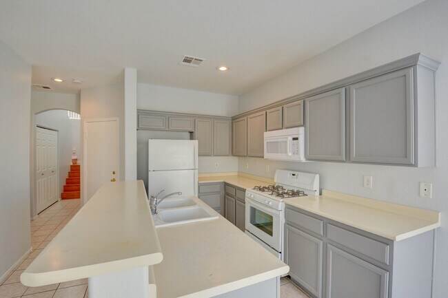 Building Photo - BEAUTIFUL 2 STORY SINGLE FAMILY HOME WITH ...
