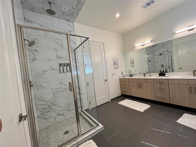 Building Photo - 1901 S Harwood St