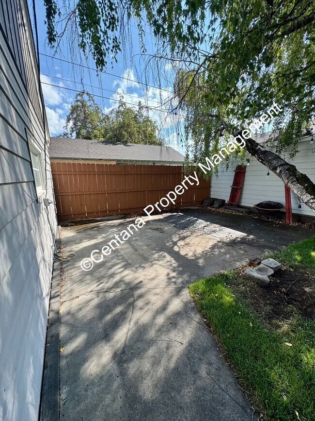 Building Photo - $500 off first months rent on 3 bed 2 bath...