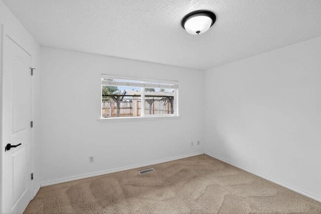 Building Photo - Charming Single-Level Home with Large Fenced Yard – Pets Welcome!