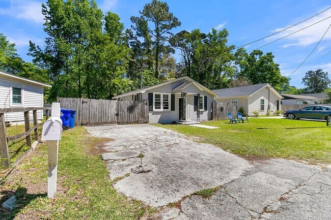 Building Photo - 1442 Agatha St