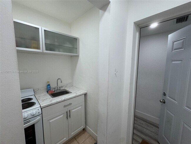 Building Photo - 320 NE 160th St
