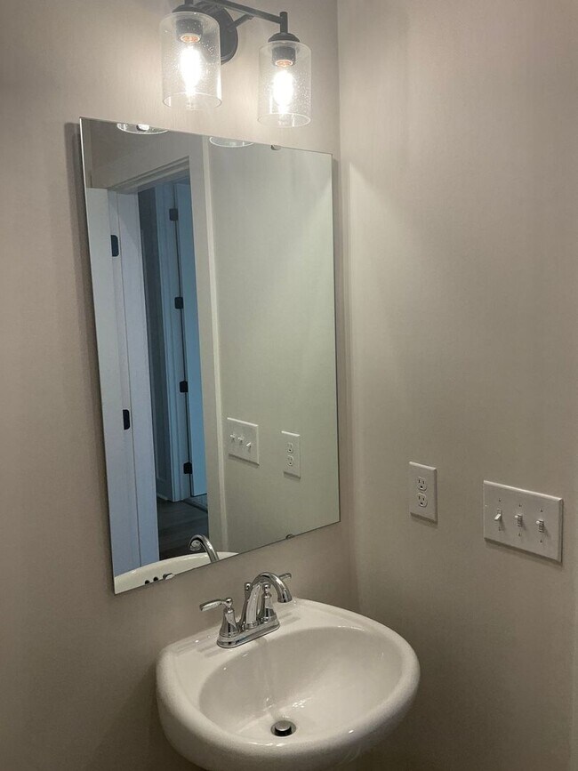 Building Photo - Welcome to this charming two-story townhome in the heart of Belmont, NC.