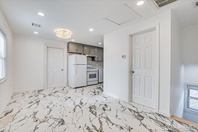 Building Photo - 385 Pierson Ave