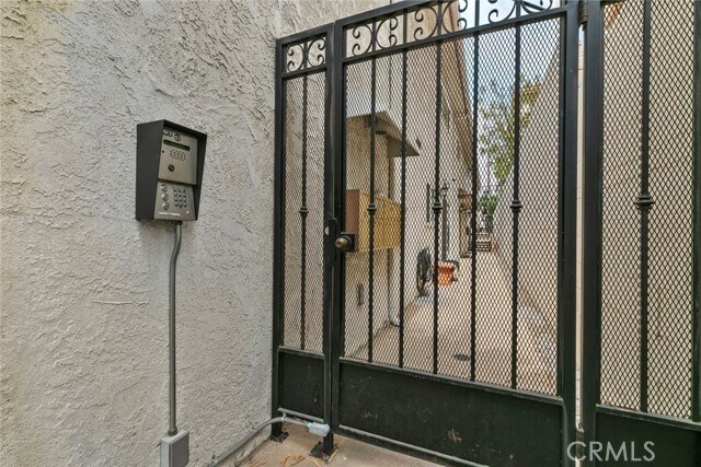 Building Photo - 557 E San Jose Ave