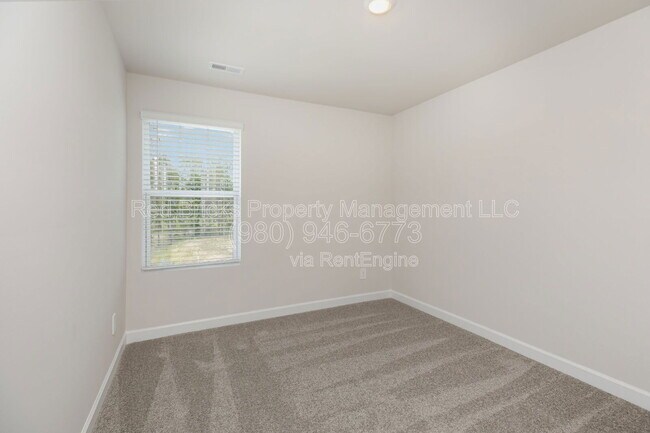 Building Photo - 4135 Smt Wds Dr