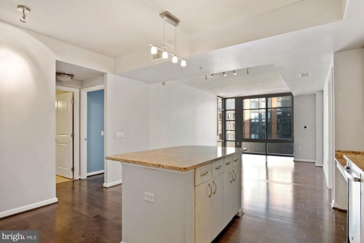 Building Photo - 440 L St NW