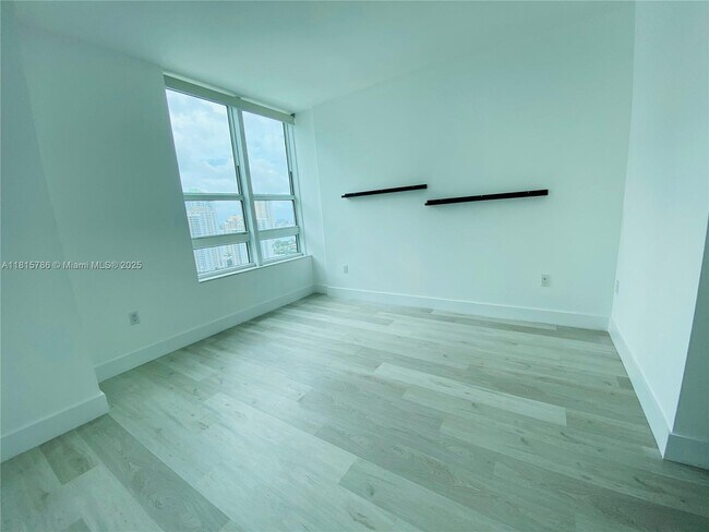 Building Photo - 950 Brickell Bay Dr