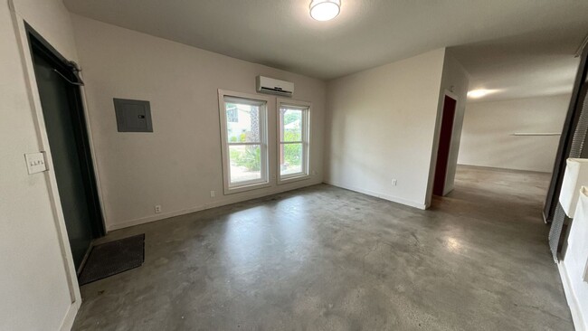 Building Photo - 6 month lease available. 2 bedroom in Sout...