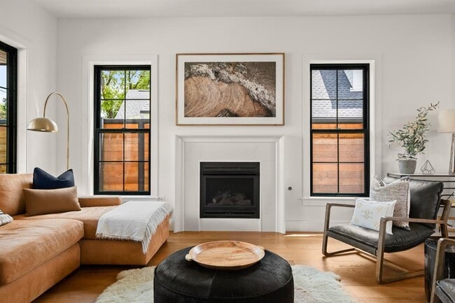 Building Photo - 2005 E 8th St