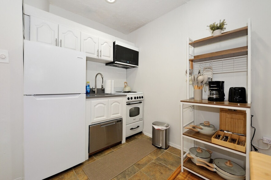 Building Photo - 388 W 38th St
