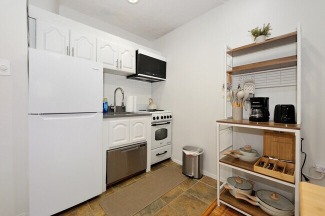 Building Photo - 404 W 40th St
