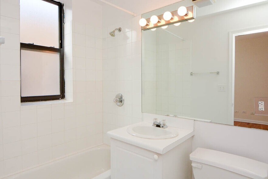 Building Photo - 911 W Dakin St