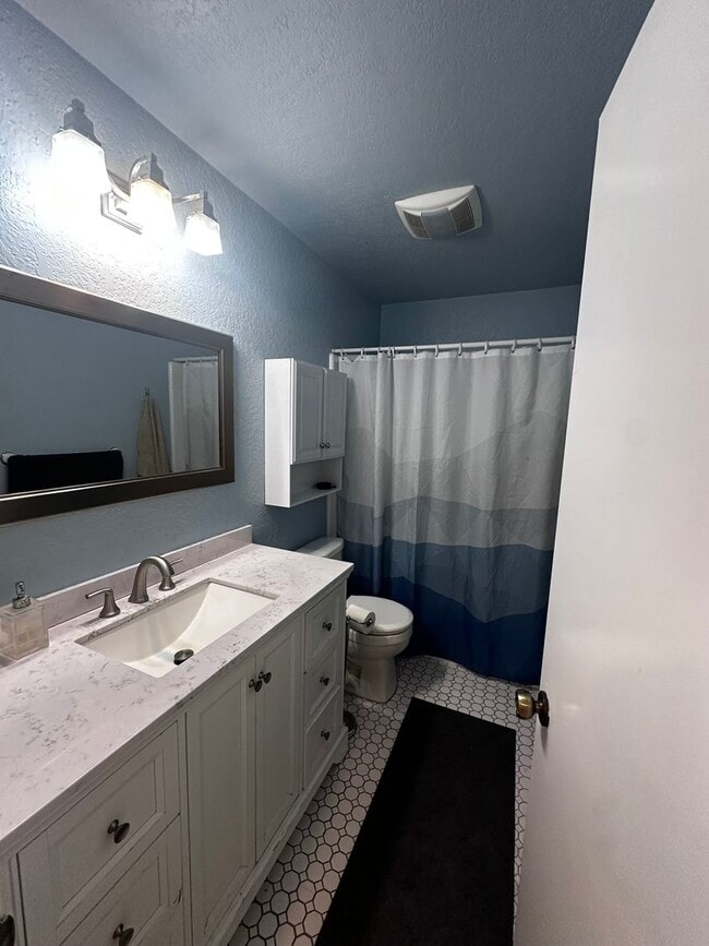 Building Photo - Beautiful, Charming 2-story townhome 2 bedroom and 1.5 bath located on the cusp of Clairemont and...