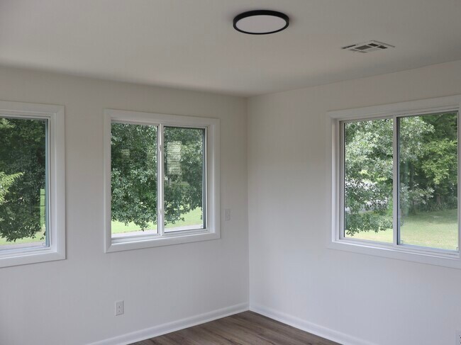 Building Photo - 129 Lake Point Dr
