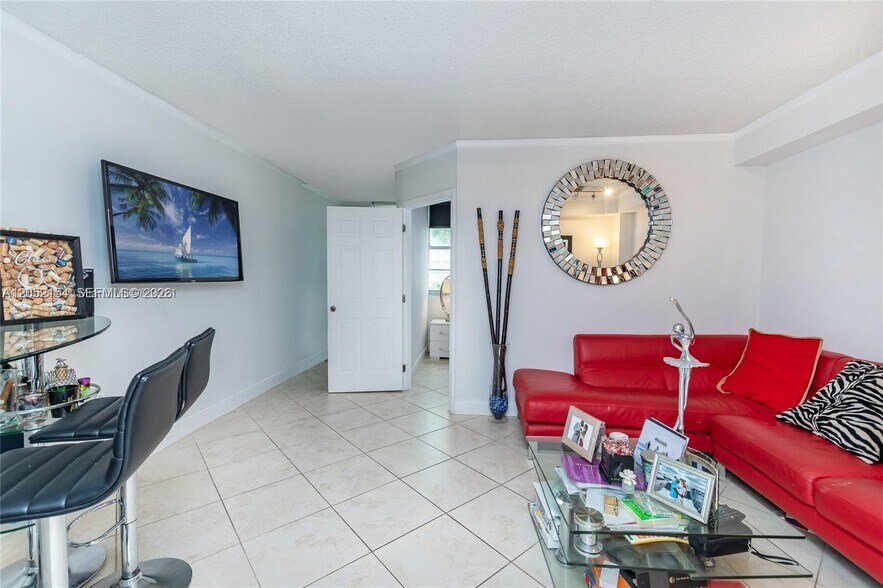 Building Photo - 905 Brickell Bay Dr