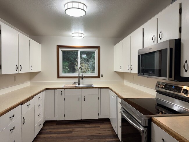 Building Photo - Cozy one story home on beautiful close to town acreage.