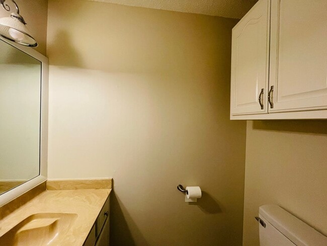 Building Photo - Recently remodeled home