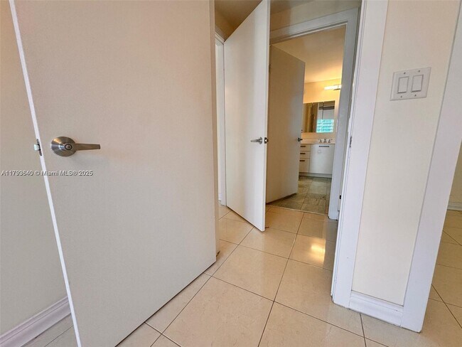 Building Photo - 1060 Brickell Ave