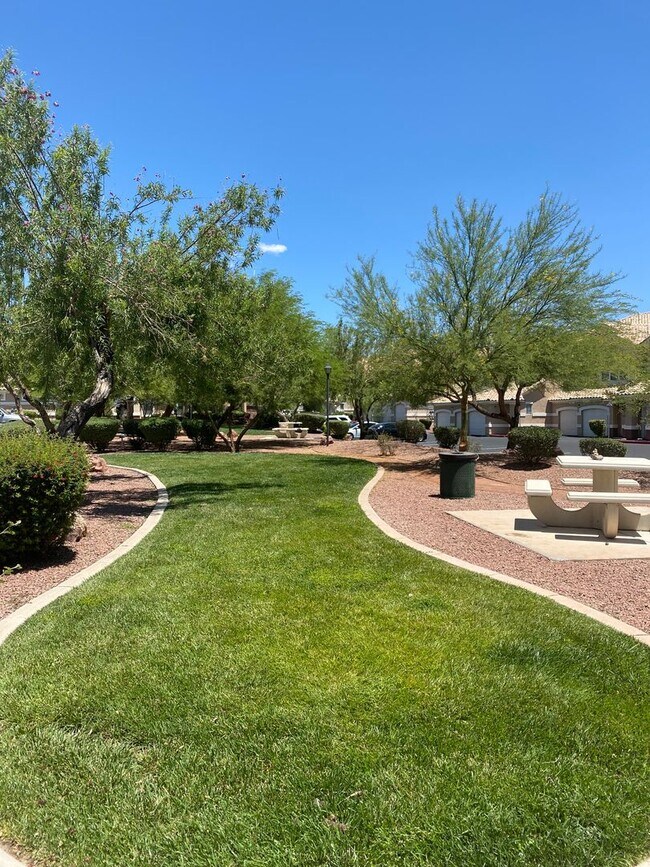Building Photo - Spacious 2 bedroom 2 bath condo