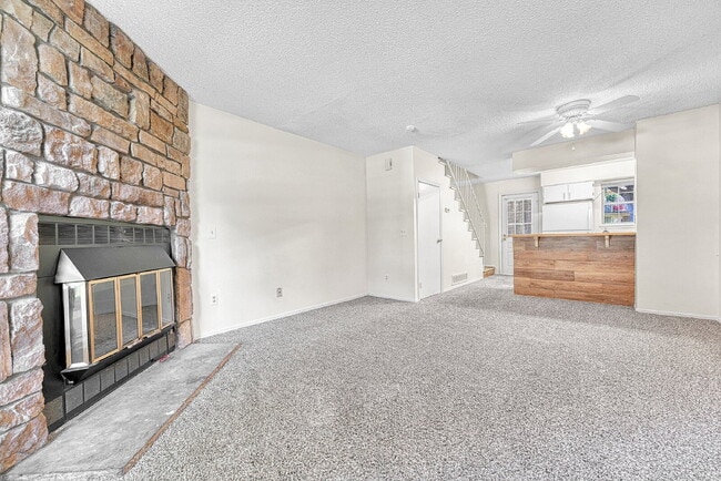 Building Photo - $1,465 - 2 Bed 1 Bath Townhome in Aurora with In Unit Laundry!