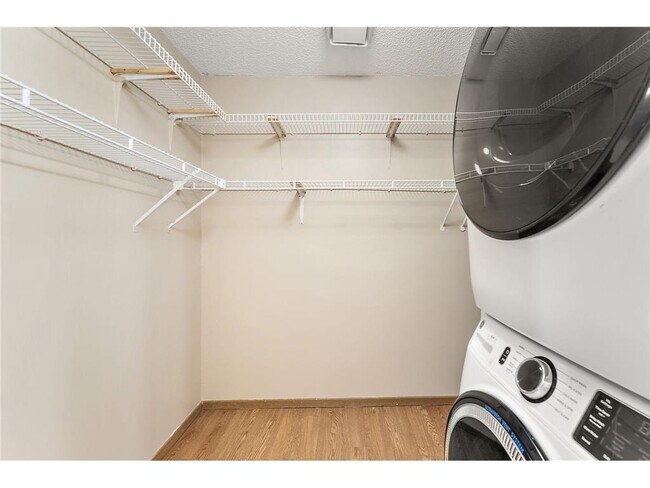 Building Photo - 2160 Ridge Dr