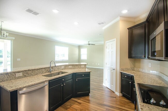 Building Photo - 5600 NW Pine Trail Cir