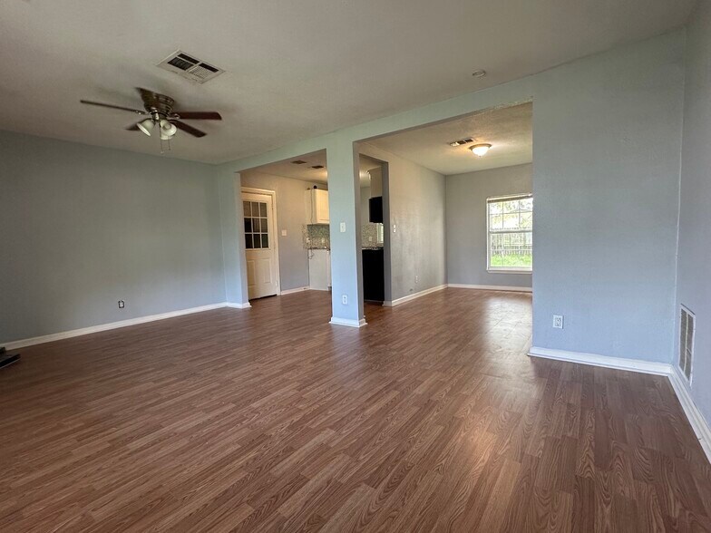 Building Photo - 1826 Wayside Dr