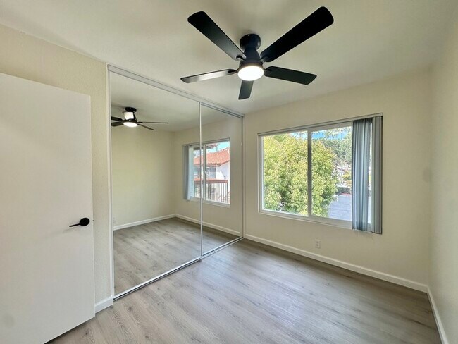 Building Photo - Indulge in coastal living in this beautiful 2bd 1ba Condo located in La Jolla area close to UCSD!