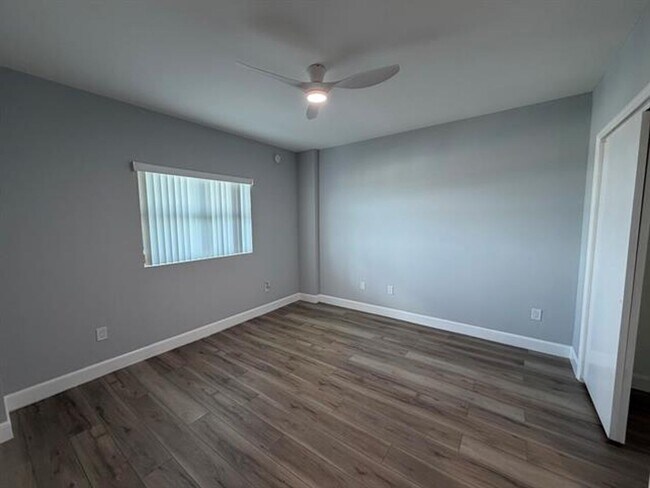 Building Photo - 15051 Royal Oaks Ln