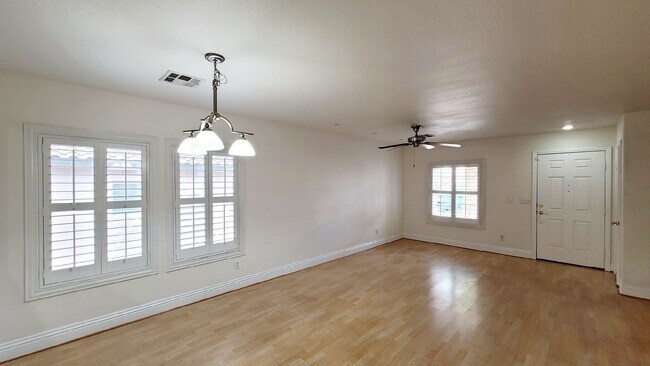 Building Photo - 167 White Butte St