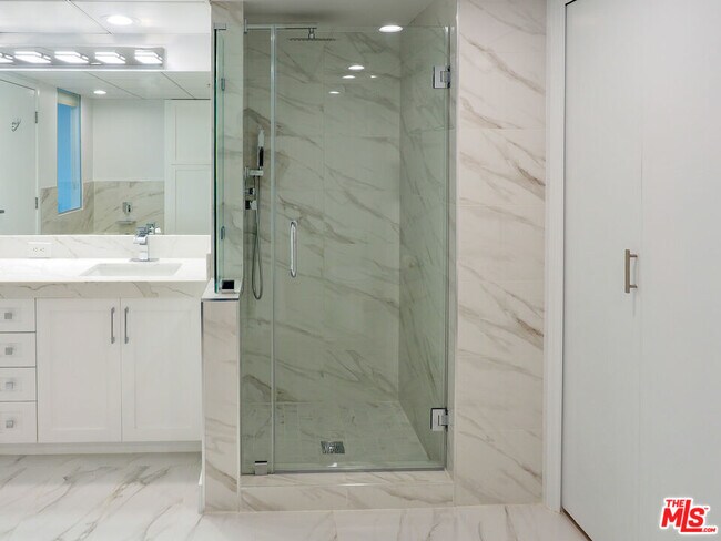 Building Photo - 13700 Marina Pointe Dr