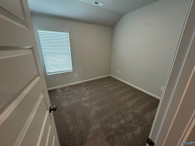 Building Photo - 205 Six Pence Ct