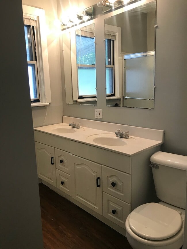 Building Photo - 5 Bedroom/3 Bathroom, mins. from UC $750/p...