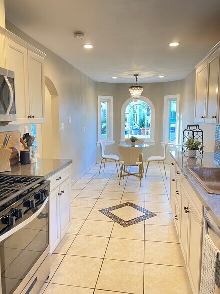 Cooks kitchen with spacious breakfast area - 1350 Curson S Ave