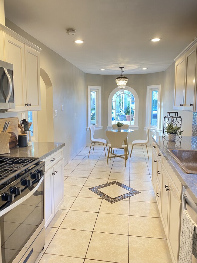 Cooks kitchen with spacious breakfast area - 1350 Curson S Ave