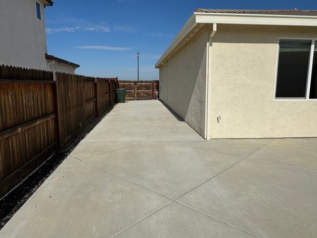 Building Photo - Nice Roseville home with RV access