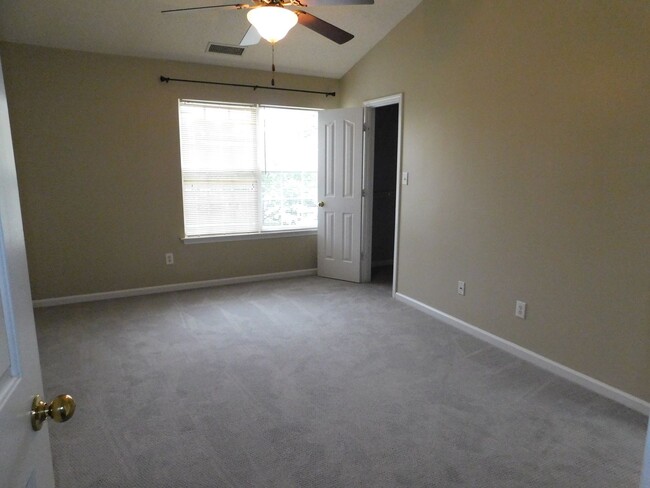 Building Photo - Nice home near outlet mall