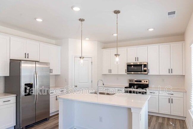Building Photo - 3378 Skyland Dr