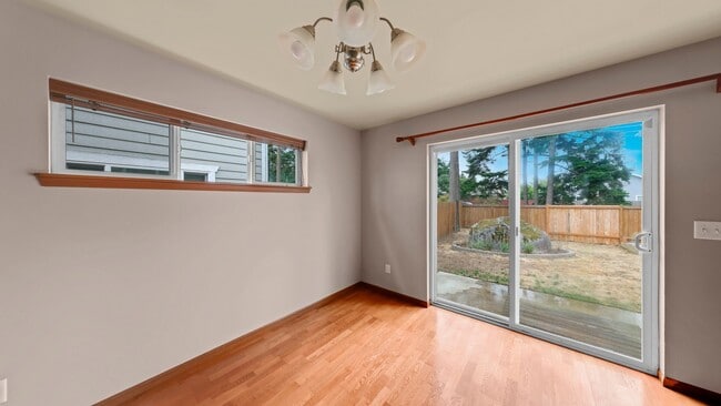 Building Photo - 3 Bed 2.5 Bath - Townhome - Pet Friendly - NAS Whidbey