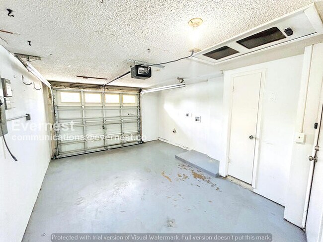 Building Photo - 2 Bed/1 Bath Home with Garage / Pet-Friendly / Coming Soon!