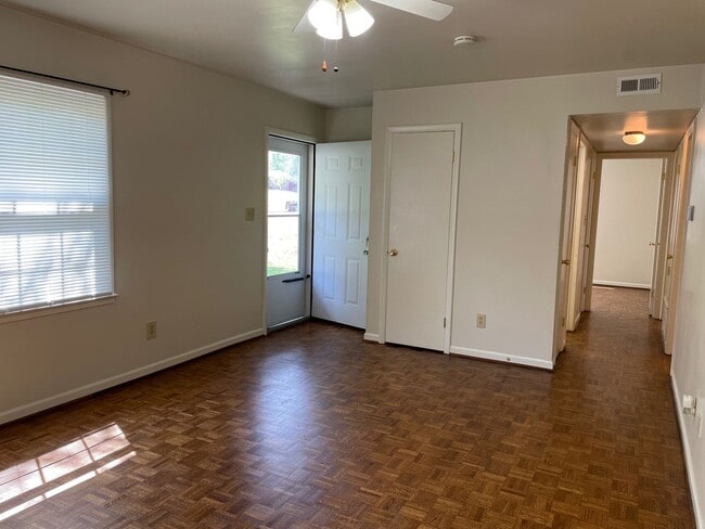 Building Photo - 3 bed 1 bath home in High Point!