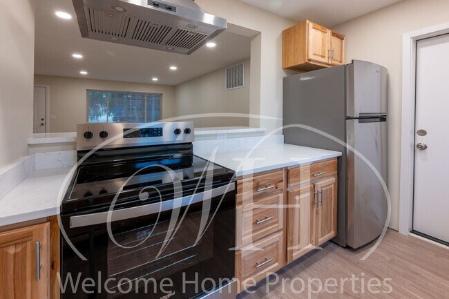 Building Photo - Spacious 2 bedroom duplex with attached garage