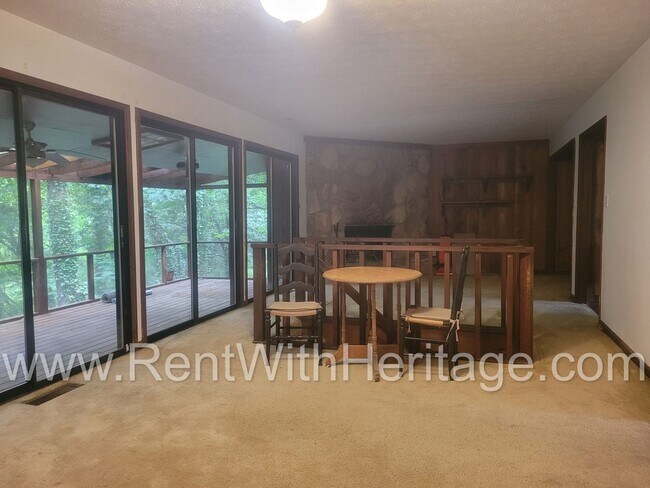 Building Photo - Charming Cabin Style Home on 1.3 Acres / F...