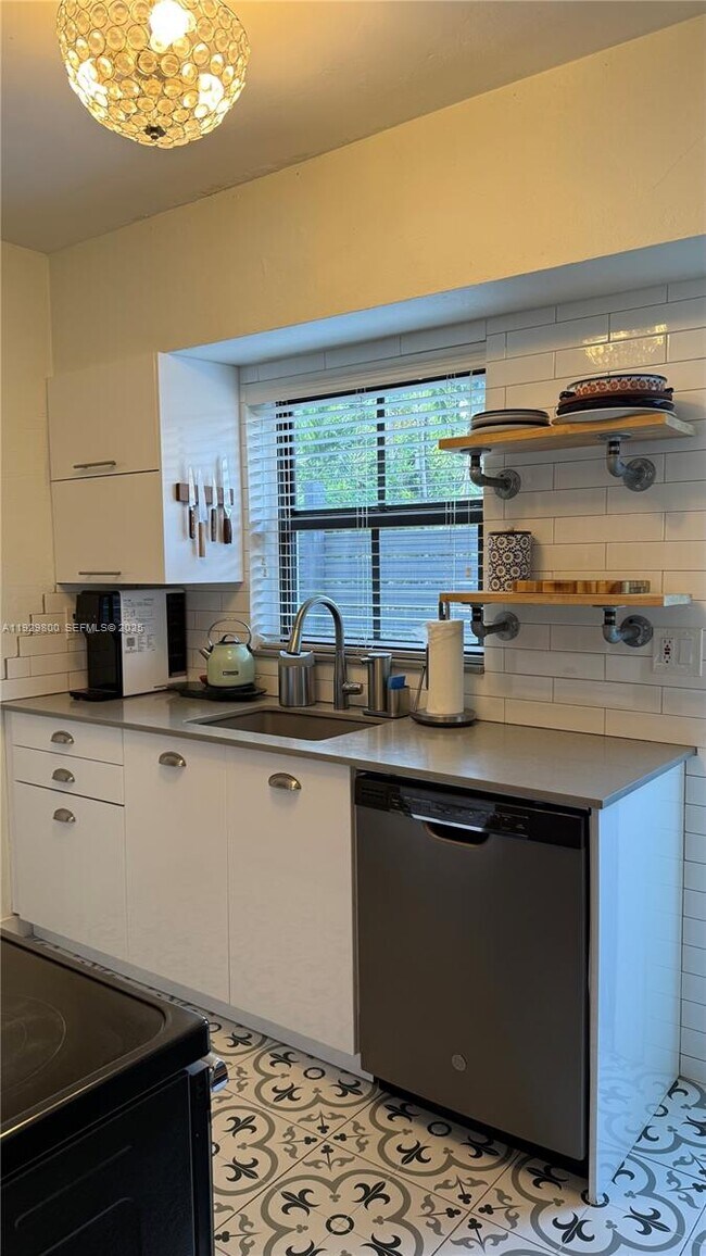 Building Photo - 2 NE 44th St