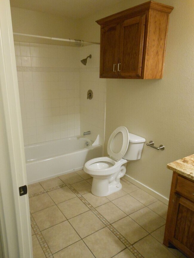 Building Photo - 2 Bedroom 1 Bath Apartment (40% 1st Month ...