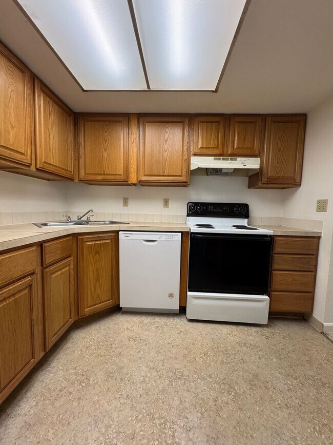 Building Photo - Cozy 2 Bed 1 Bath Condo, Wensley Court Factoria Bellevue