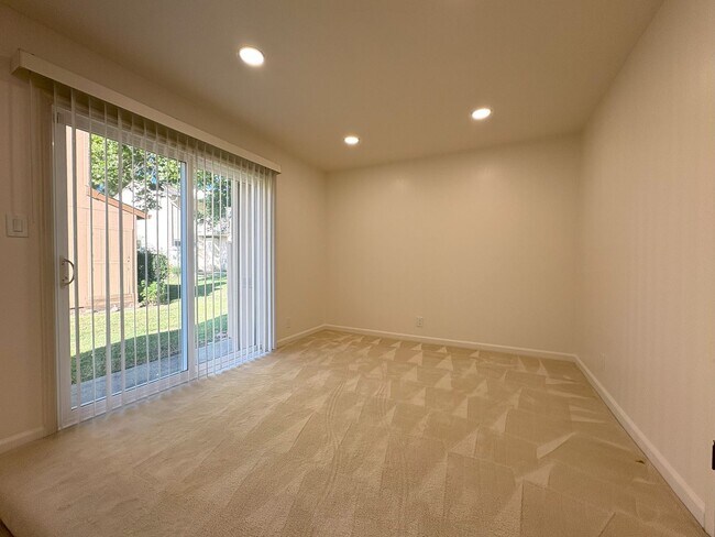Building Photo - Beautifully Updated 3-Bedroom Townhome in ...