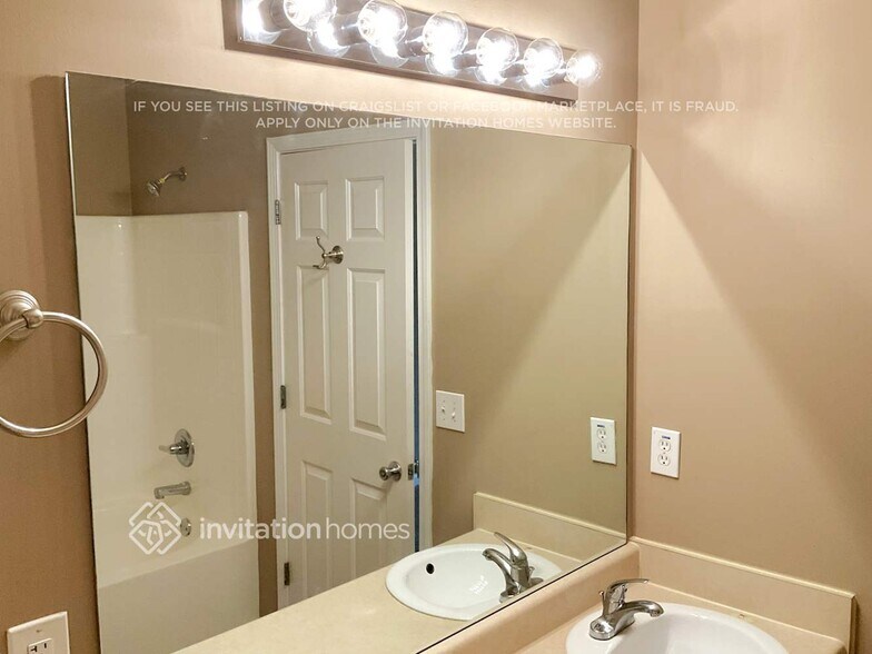 Building Photo - 1015 City Park Dr